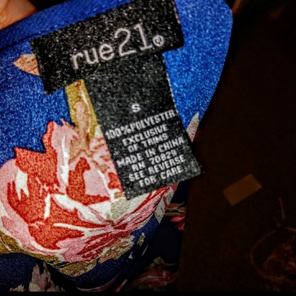 Rue21 Top Size S Floral High Low Bell Sleeve EUC - Picture 9 of 10